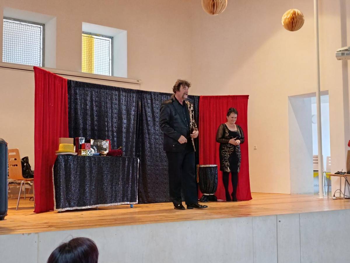 Naši školu navštívil kouzelník a postaral se o dopoledne plné úžasu, smíchu a překvapení. Do svých kouzel dokonce zapojil i pomocníky z řad dětí, které si s chutí vyzkoušely, jaké to je být součástí magického vystoupení. Vykouzlil králíka, hrdličku i spoustu radosti – atmosféra byla kouzelná.