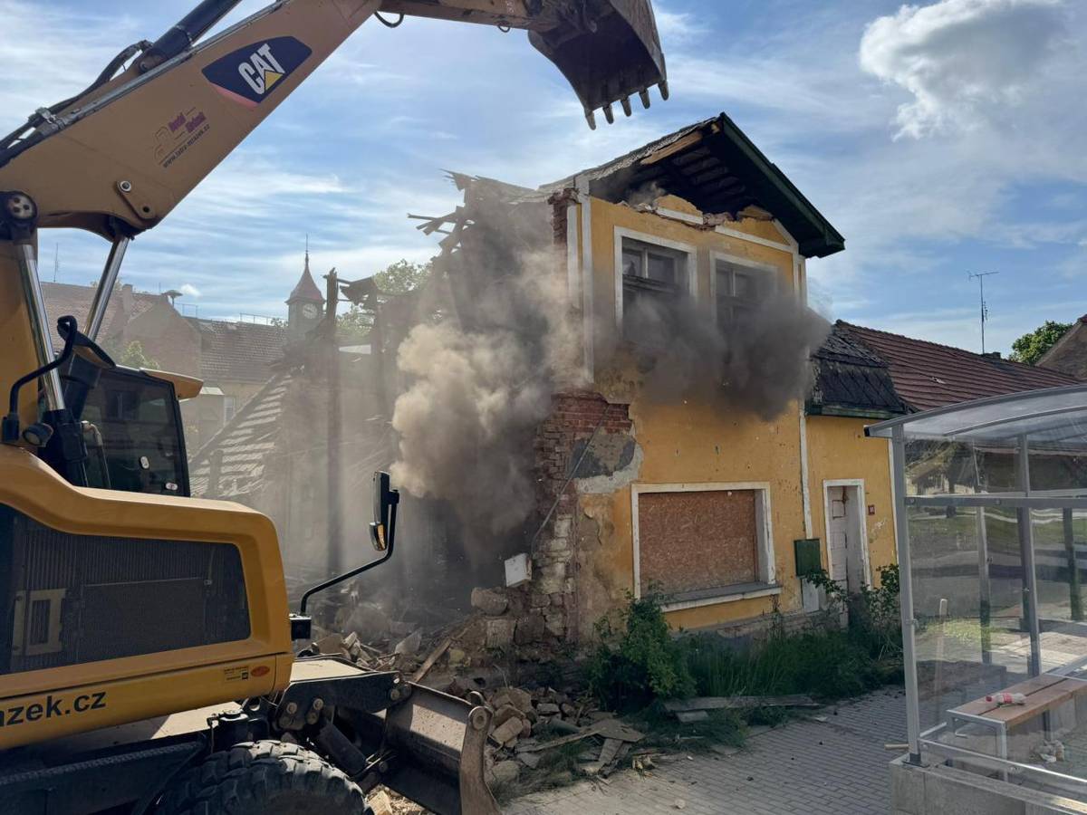 Krátce po instalaci nové zastávky byla provedena demolice RD 69.
