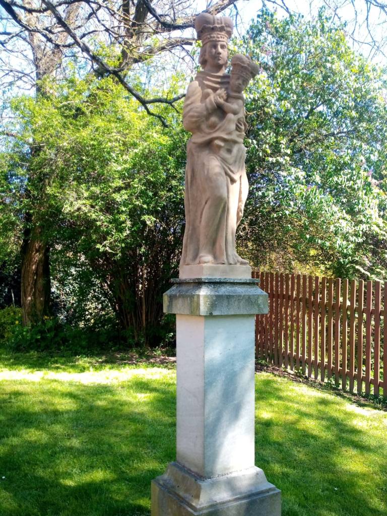 Vzhledem k stavu sochy Panny Marie bylo zapotřebí odborného zásahu Kamenosochařství Jana Štěrby z Kozojed.