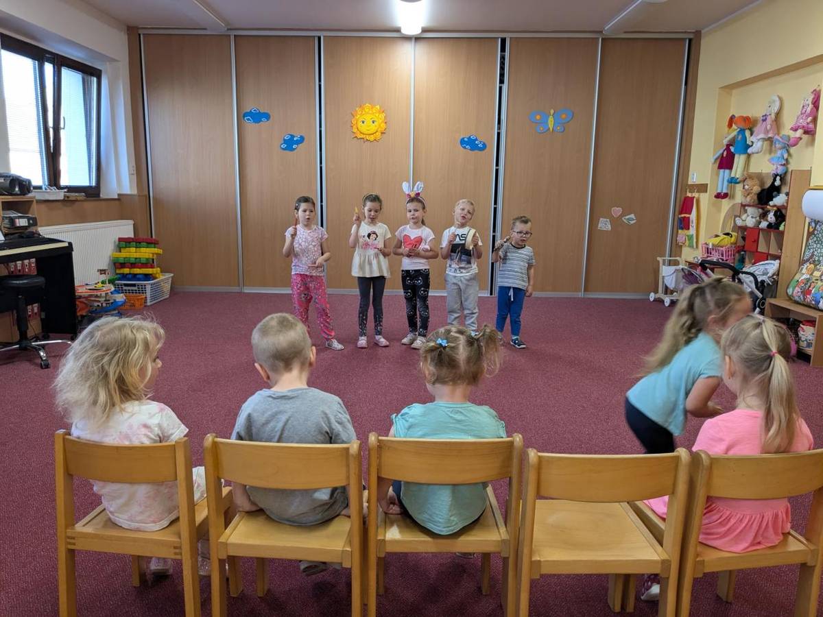 Ukázka hudebních nástrojů + naši malí muzikanti :)