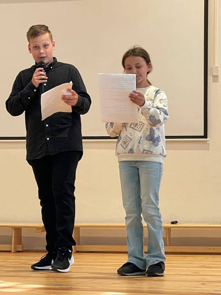 Děti ze školky a žáci ZŠ připravili pro maminky a babičky milou besídku plnou básniček, tanečků a písniček. Závěr patřil druhákům, kteří pobavili originálním vystoupením ve stylu synchronizovaného plavání – „aquabely“ na suchu.  Děkujeme všem za krásný zážitek!