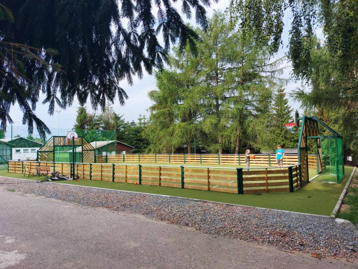 Chatová osada Suchý se nachází přímo v obci.