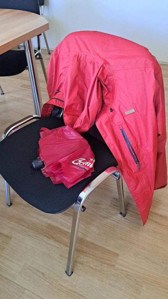 V sobotu zůstaly po dětském dni na louce u vodní nádrže tyto věci: červená bunda pánská (Decathlon) a skládací deštník (Gambrinus). Věci jsou k vyzvednutí na OÚ.