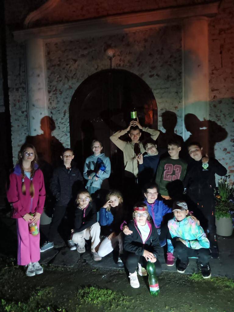 V pátek 6. 6. proběhla už tradiční školní akce spaní v družině. Letos nám vyšlo krásné počasí, takže se uskutečnily všechny naše plány. Tancování, opékání špekáčků, pohybové hry na školní zahradě a hlavně noční stezka odvahy. Každý odvážlivec si odnesl svítící náramek.