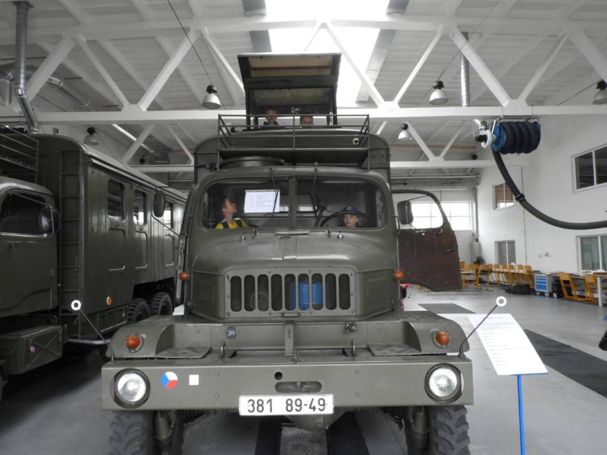 Den dětí s vojáky ve vojenských kasárnách v Dědicích.