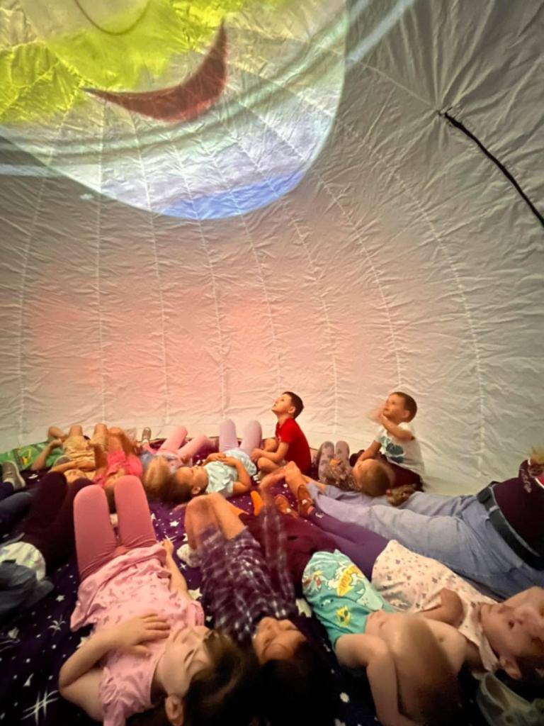 Materskú školu navštívila "Hvezdáreň na cestách". Zážitkové, interaktívne a náučné sférické premietanie v kupole planetária, kde formou edukačnej aktivity priblížili deťom fascinujúci svet vesmíru. Zaujal ich pútavý príbeh o slnečnej sústave a na záver kvíz, kde si deti utvrdili získané poznatky.