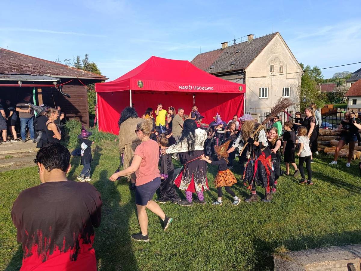 Ani letos nechybělo tradiční pálení čarodějnic - proběhlo na zahradě KD Svoboda.