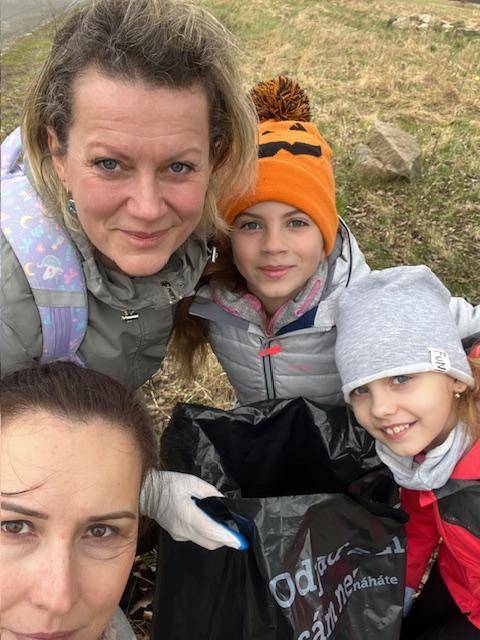 V rámci akce Ukliďme Libouchecko bylo sesbíráno 80 pytlů "bordelu" a další velkoobjemný odpad, který nemá v přírodě co dělat. Na závěr si účastníci mohli posedět u ohýnku, opéct uzeninu a občerstvit se.