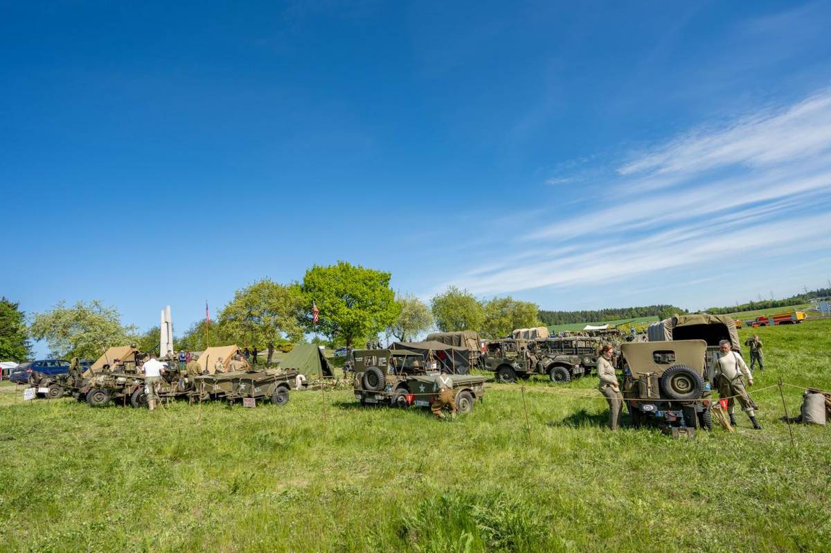 V sobotu 10. května 2025 se u Památníku Vítězství u Slivice uskutečnila velkolepá připomínka poslední významné bitvy druhé světové války v Evropě. Akci po šesti letech opět doprovázela rekonstrukce bojů, které se zde odehrály z 11. na 12. května před 80 lety. Fotil Miroslav Kunt