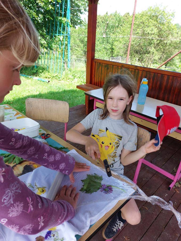 Poslední dny ve školní družině se snažíme trávit co nejvíc venku v přírodě. Žáci zde mají možnost odpočívat, ale také se zapojit do široké škály aktivit, které podporují jejich kreativitu, pohybové schopnosti a týmového ducha.