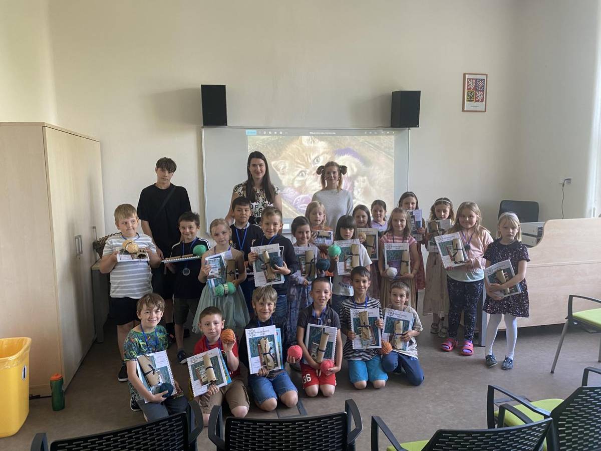 Pátek 13. června 2025 byl pro naše nejmladší školáky výjimečným dnem. Prvňáčci, kteří celý rok pilně poznávali svět písmen, byli slavnostně pasováni na čtenáře. Během školního roku se děti vydávaly na dobrodružnou cestu kouzelnými písmenkovými zeměmi.