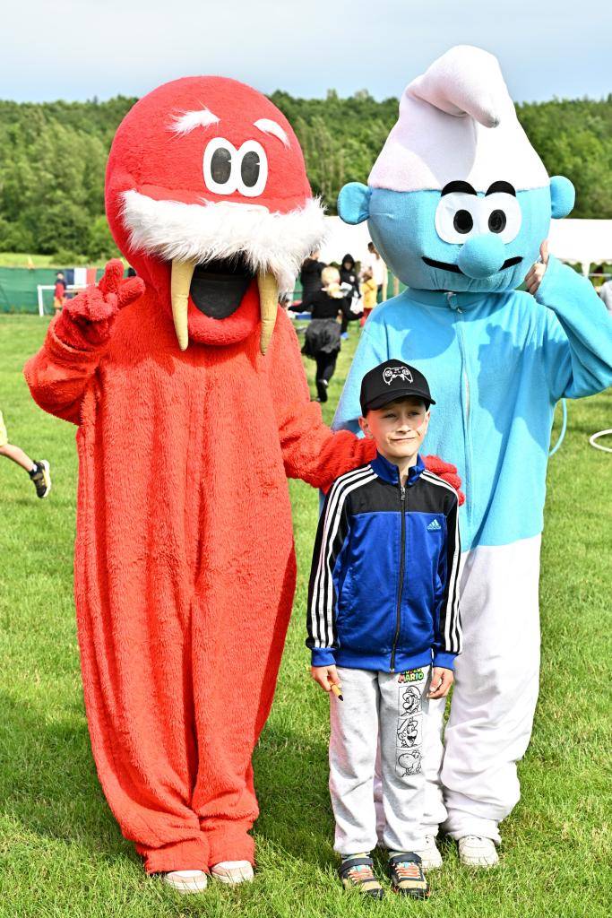 Pro děti spousty atrakcí - motokáry, trampolíny, jízda na koni, střelba, ukázka záchranářských psů aj. Spousty dovednostních soutěží a na závěr požární pěna. Pár odvážlivců, přes chladnější počasí, se našlo.