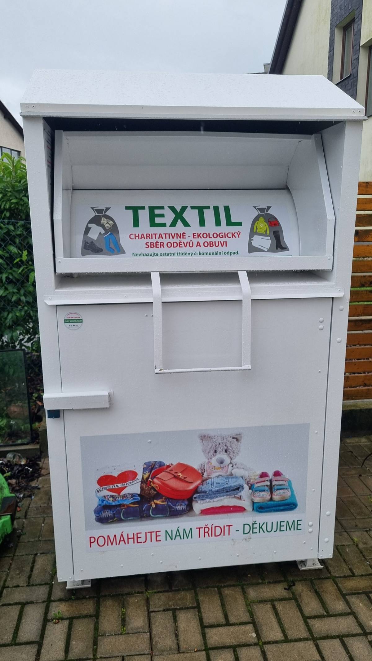 Po dlouhém a vytrvalém snažení se nám podařilo zajistit v obci kontejner na textil. Je umístěn na návsi za hasičárnou. Svážen bude pravidelně 1x v měsíci. Prosíme, dbejte řádného třídění a neplňte kontejner odpadem, který do něho nepatří.