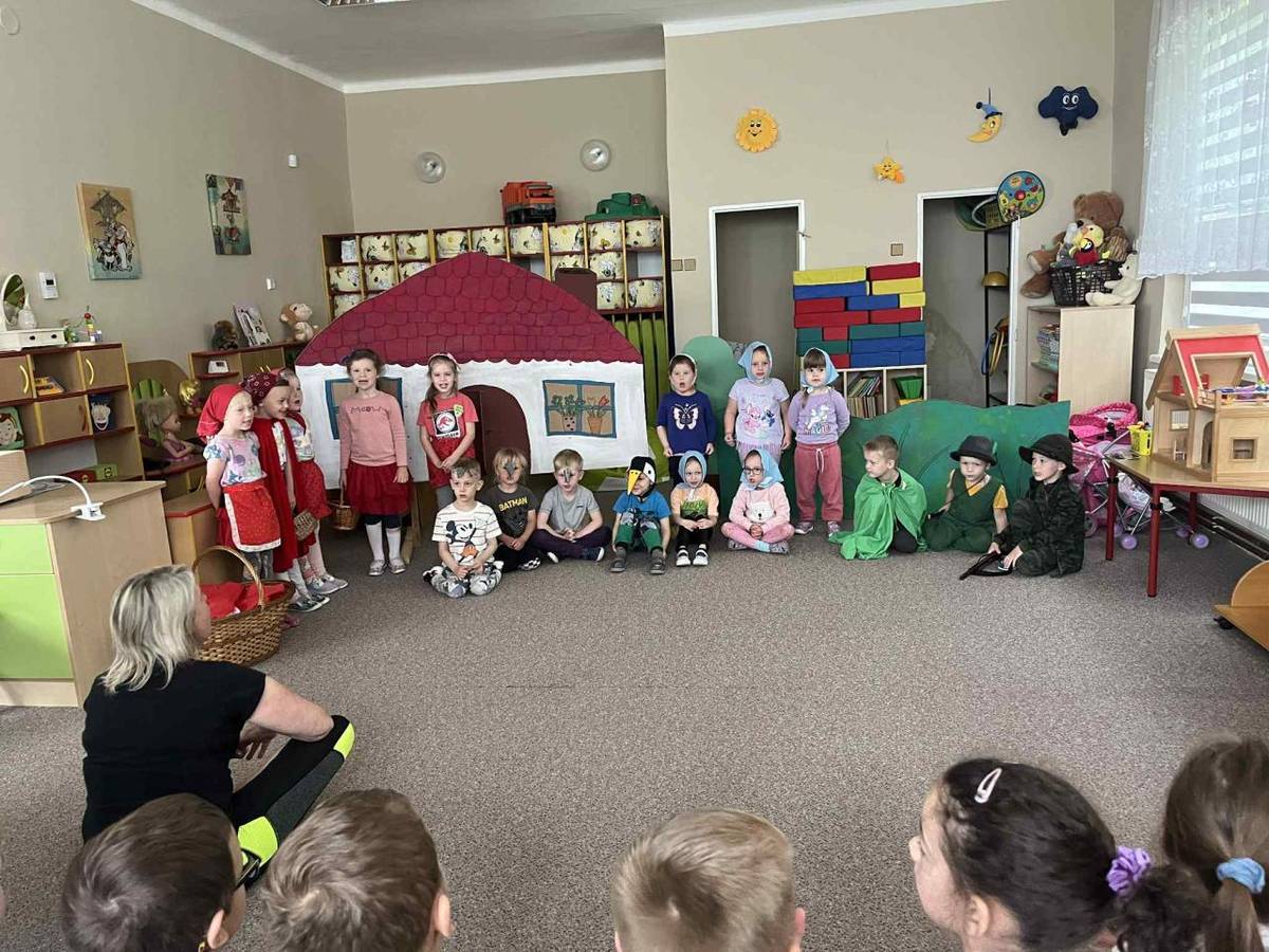 Děti ze třídy Hvězdiček se v průběhu roku poctivě připravovaly a zkoušely pohádku "O červené Karkulce", kterou zahrály kamarádům ze třídy Sluníček.