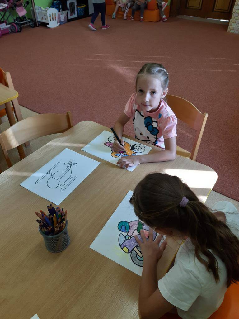 Tento týden se děti seznámily s druhy dopravních prostředků. Naučily se je rozlišovat podle místa pohybu a jejich účelu. Zahrály si na barevná autíčka, naučily se hezkou básničku o semaforu a dozvěděly se o pravidlech bezpečnosti v silničním provozu.