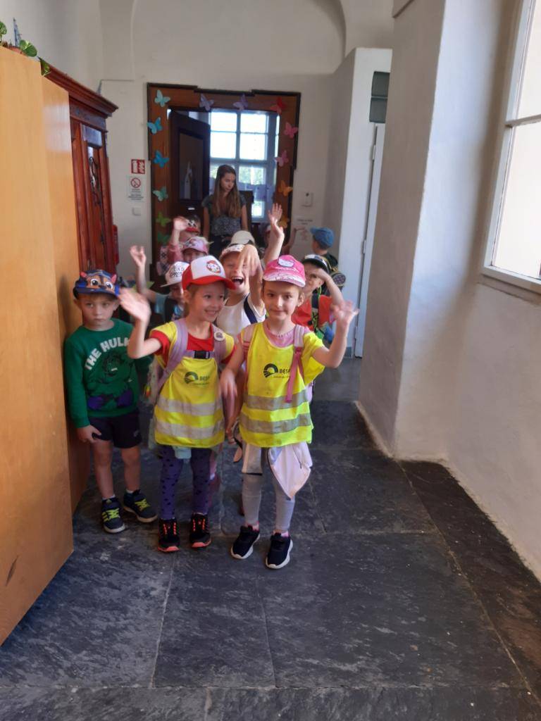 V pátek 13.6. 2025 byl pro naše děti napínavý hned od rána. Vyrazili jsme totiž společně vstříc procházkou po cyklostezce za lesními zvířátky do Kelčic. Měli jsme možnost vidět naše známé dravce i jiné lesní ptáky. Dobrá nálada, sluníčko v zádech a spokojené děti. To byla odměna pro nás všechny:-)