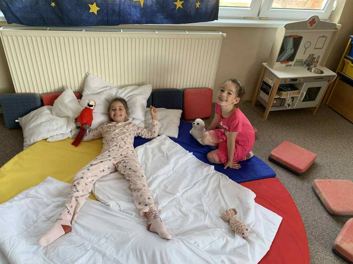 Celý týden jsme cestovali balónem, konečná zastávka byl Pyžamkový ostrov. V pyžámkách s plyšáky jsme si užili zábavné dopoledne.