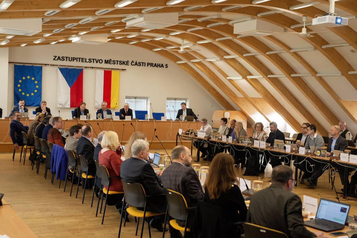 Srdečně Vás zveme na dnešní 17. zasedání Zastupitelstva městské části Praha 5, které se koná od 9.00 hod. v zasedacím sále radnice, Štefánikova 13 a 15, Praha 5 – Smíchov, 6. patro. Jednání můžete sledovat také online. Návrh programu zasedání a podklady k jednotlivým bodům jsou k dispozici zde.