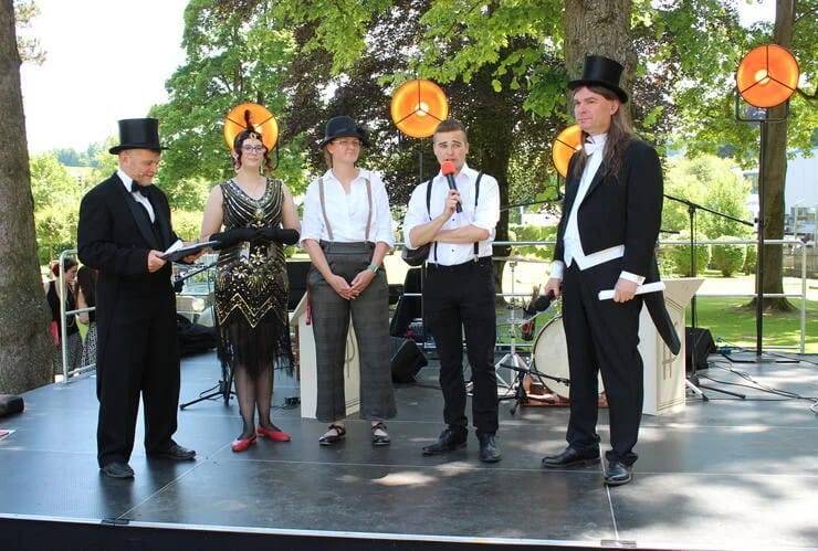 Česko-německé odpoledne ve stylu 20. let proběhlo 14. června 2025 v kulturním centru Baldauf Villa v Marienbergu. Program nabídl veterány, dobové kostýmy, jazykový kvíz, tanec i swingový koncert. Město Loučná pod Klínovcem bylo nefinančním partnerem akce.