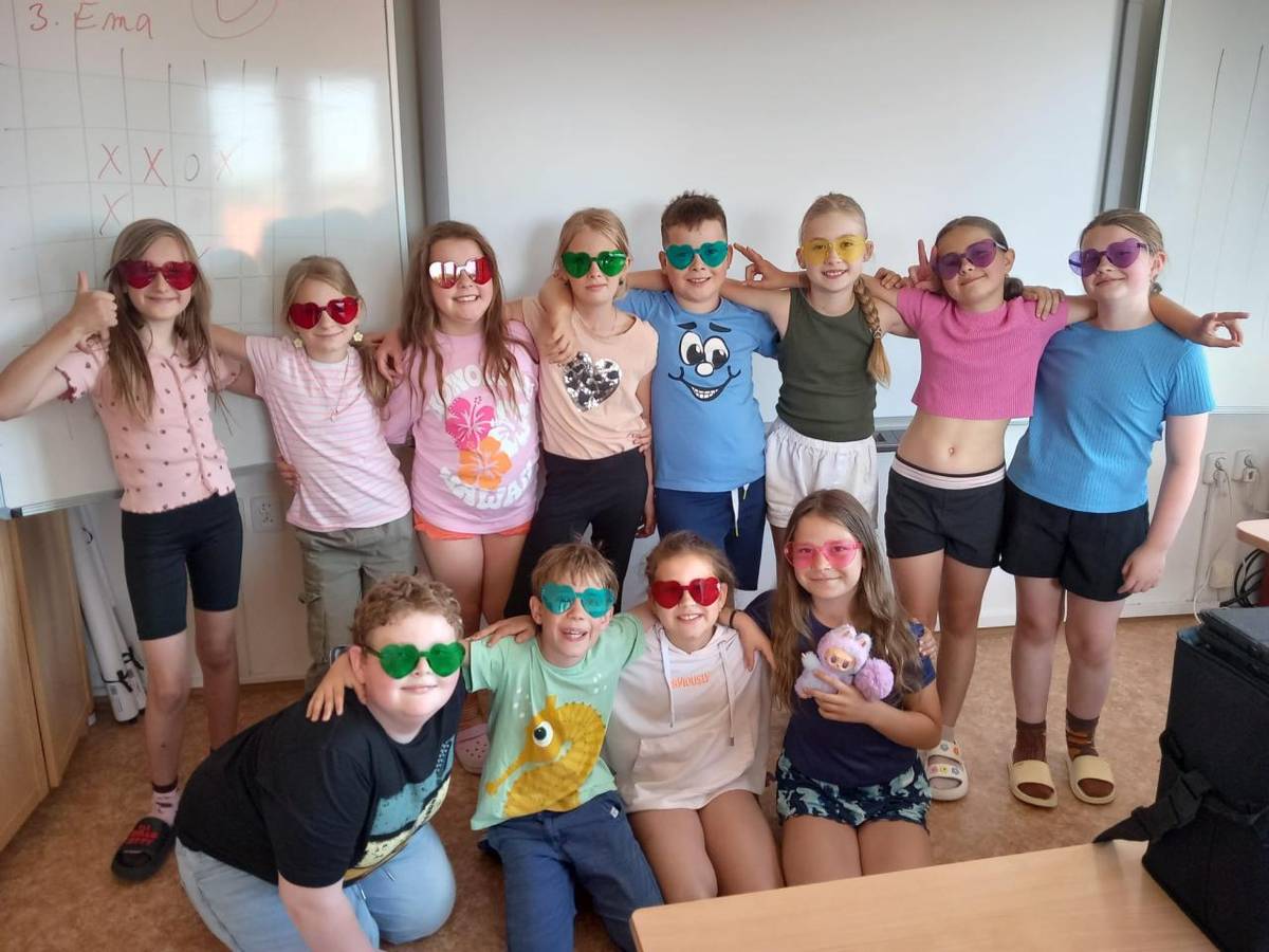 Na školní zahrádce proběhlo závěrečné vystoupení pro rodiče, které bylo plné emocí. I když jsme měli na začátku trému, nakonec jsme se všichni uvolnili a vystoupení se opravdu povedlo. Rodiče byli nadšení a podpořili nás svým potleskem, což nás povzbudilo k ještě lepším výkonům. Žáci 3. a 4.roč.