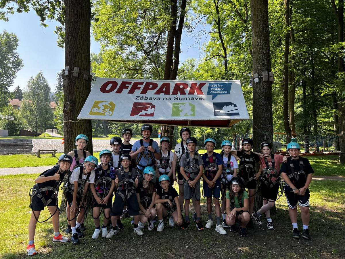 Žáci 6. ročníku si v Offparku Sušice užili lanové překážky, výzvy i spoustu zábavy. Dobrodružný výlet plný adrenalinu se vydařil!