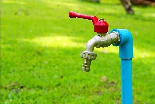 Vážení obyvatelé, vzhledem k nedostatku pitné vody ve vodovodu v Mukařově vás žádáme, abyste pitnou vodou z vodovodu nezalévali zahrady a nenapouštěli bazény. Myslete prosím i na ostatní, jinak budeme bez pitné vody všichni.