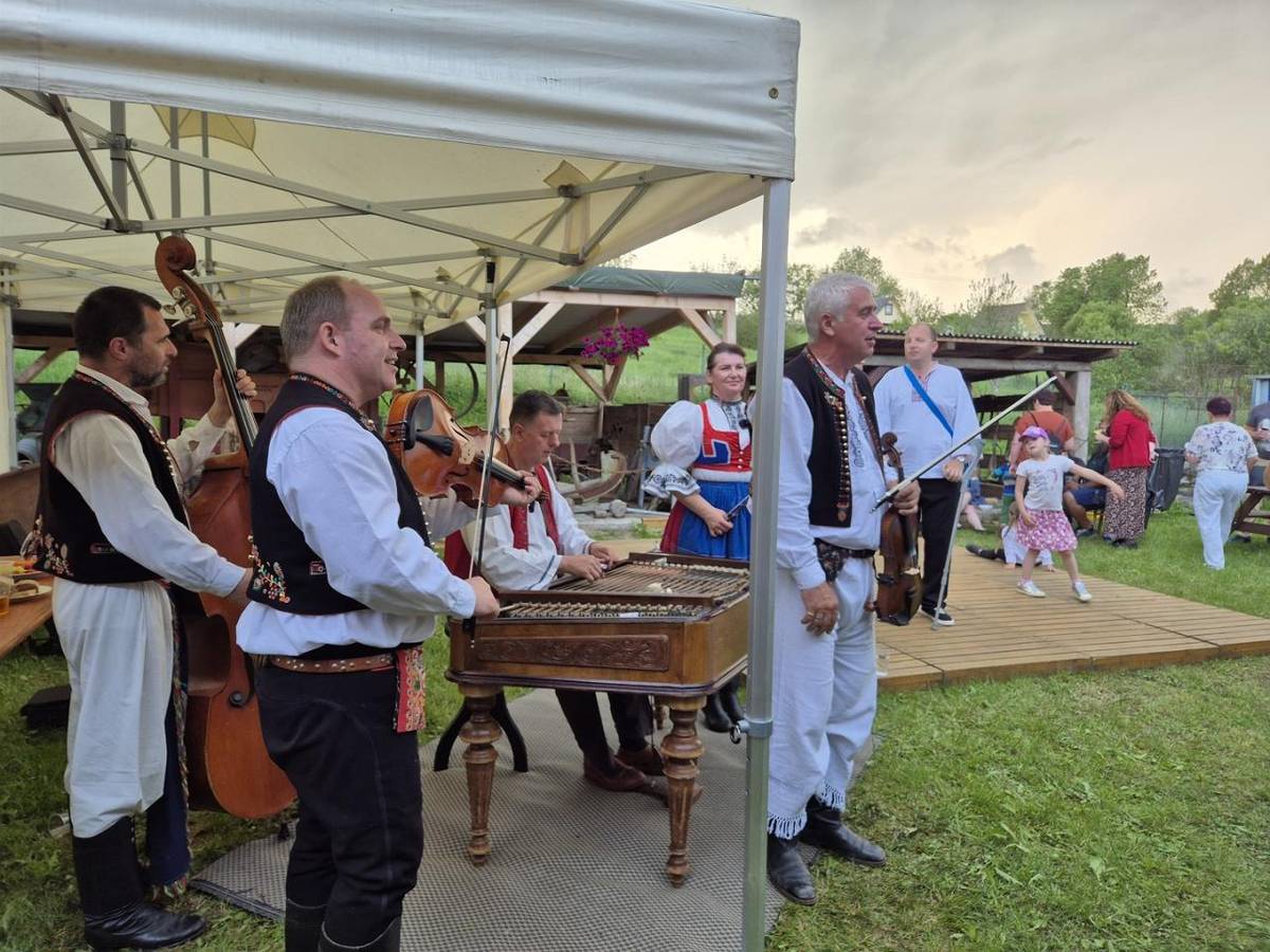 Cimbálová muzika Primáš z Přerova vystoupila v Lomnici a přilákala velké množství návštěvníků. Atmosféra byla výborná.