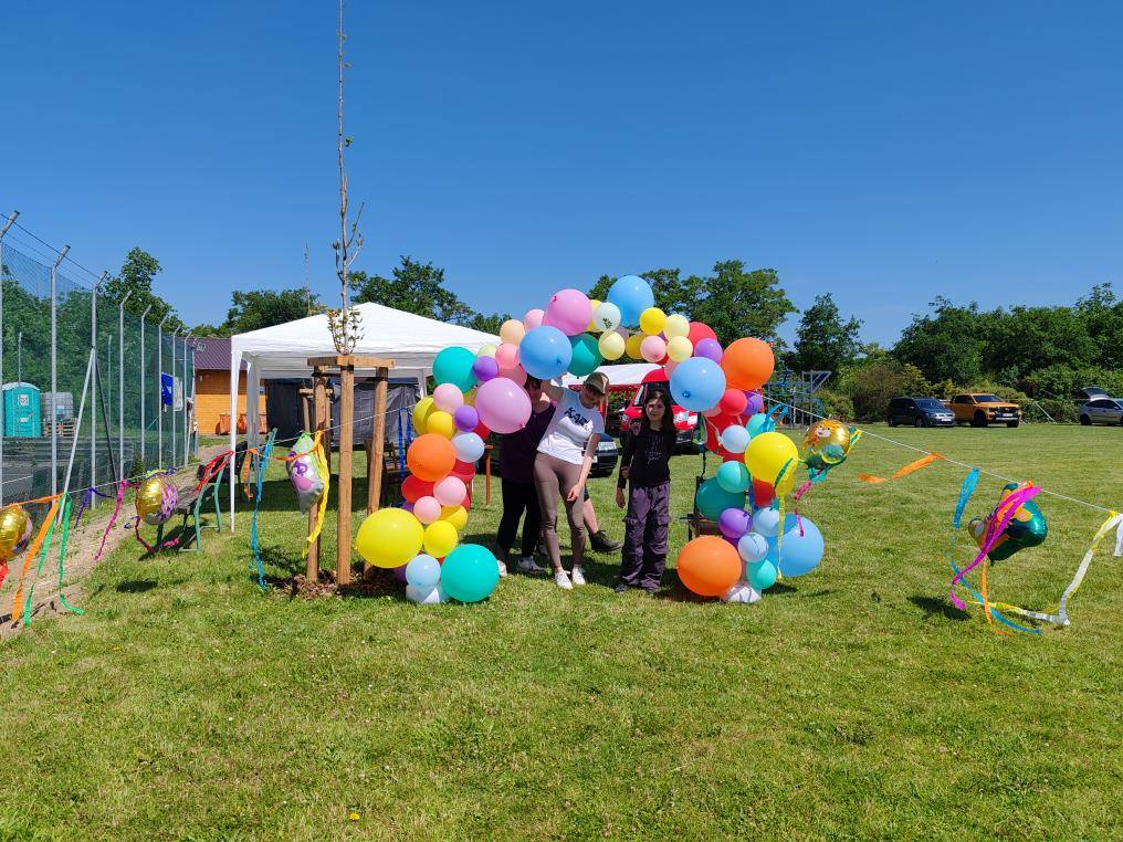 V SOBOTU 14.6.2025 SE KONAL DĚTSKÝ DEN VE SMOLNICI. DĚTI SE BAVILY U SOUTĚŽÍ, ATRAKCÍ A DEN BYL ZAKONČEN HASIČSKOU PĚNOU.
