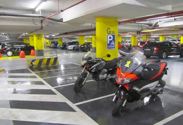 Chystaná rekonstrukce Plzeňské ulice, která potrvá od 26. června do 29. srpna, se dotkne rovněž přístupnosti parkoviště v OC Nový Smíchov. Práce, jejichž základem je rozsáhlá oprava plynovodu, přinesou při parkování v obchodním centru tato konkrétní omezení:  Vjezd do podzemního –2. podlaží z Plzeňské ulice bude po celou dobu prací uzavřen. Výjezd z –2. podlaží na Plzeňskou ulici bude uzavřen v období od 30. 6. do 17. 7. (po tuto dobu bude možné vyjíždět pouze z –1. podlaží na Kartouzskou ulici). Po dobu prací bude vjezd do obchodního centra možný pouze z Kartouzské a Radlické ulice.