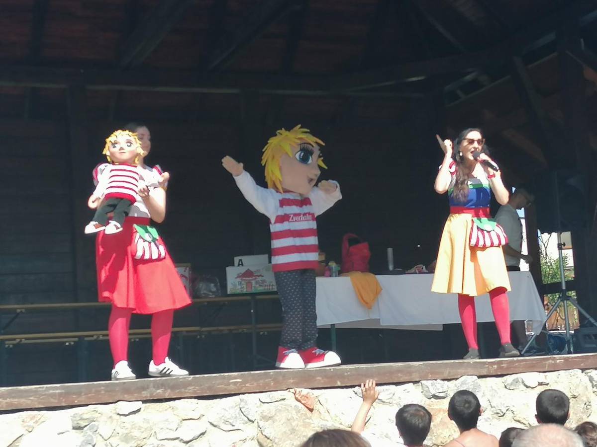 Spev, hry, tanec a zábava pre malých i veľkých.  Bubliny, maľovanie na tvár, tvorivé dielne, cukrová vata - taký bol juniáles 14. júna 2025 v parku pred základnou školou.