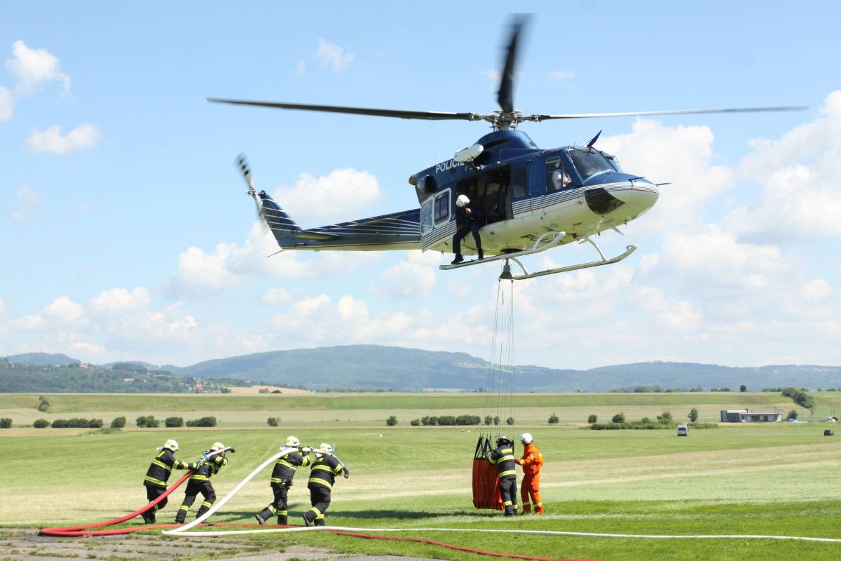 Milí sousedé z Jindřichova Hradce a okolí, máme  pro vás jedno malé upozornění, ať se nedivíte, co se to děje na obloze!  Ve středu 18. června 2025 od 9:00 hodin se připravte na pořádný hukot.  Nad Vajgarem, Hradcem a blízkým okolím bude asi tak na tři hodinky  kroužit velký vrtulník.