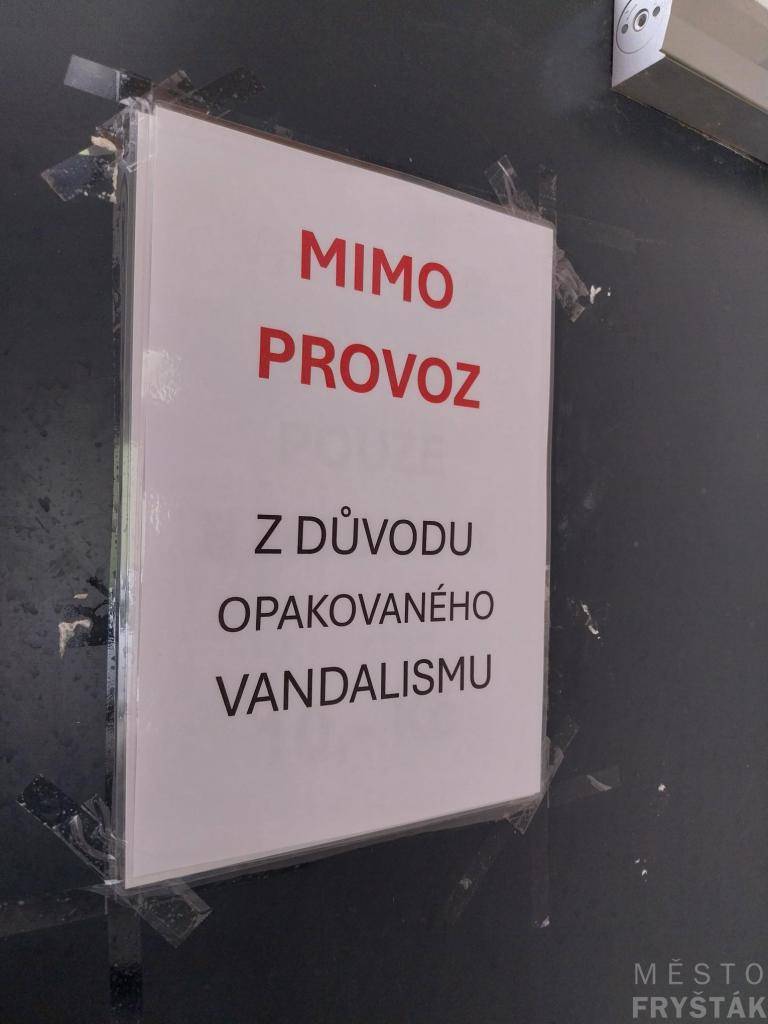 Oznámení o uzavření vandalismem poškozeného veřejného WC.