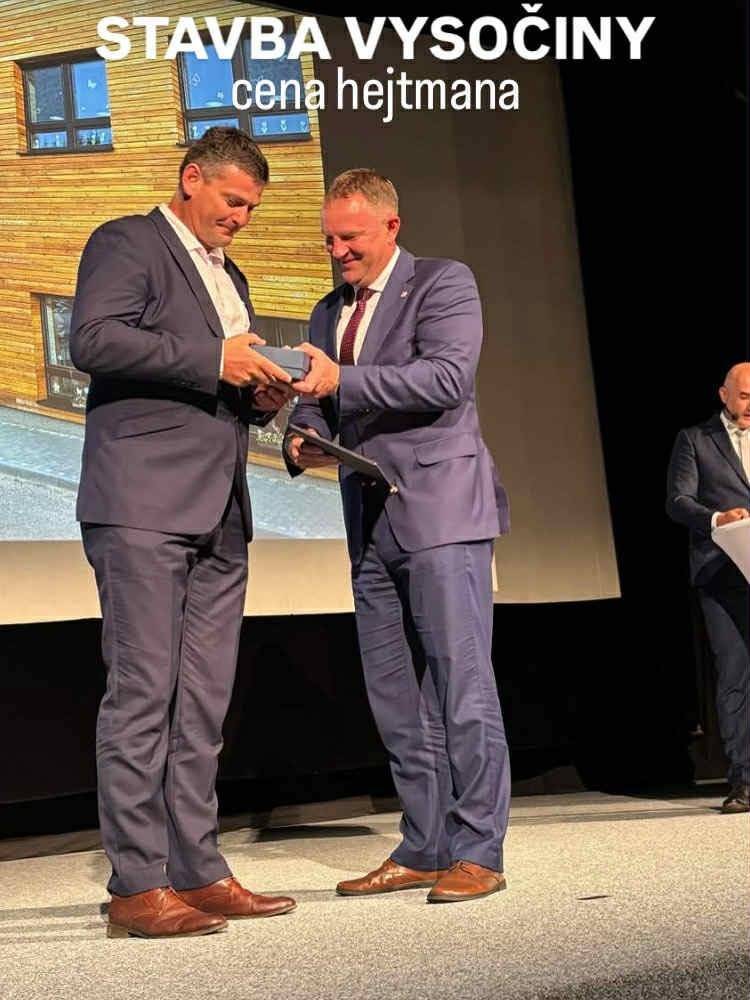 Máme radost!   Obec Brzkov získala Cenu hejtmana Kraje Vysočina za přístavbu základní a mateřské školy!    Slavnostní předání proběhlo 16. června 2025 v Přibyslavi a jsme hrdí, že si naše obec odnesla tak prestižní ocenění. Projekt přístavby byl pro nás velkou výzvou – šlo o investici nejen do budovy, ale hlavně do budoucnosti Brzkova.   Nové prostory přinášejí lepší podmínky pro děti, rodiče i celou komunitu.  Velké poděkování patří všem, kdo se na projektu podíleli – od projektantů přes stavební firmy až po lidi, kteří celý proces koordinovali. A samozřejmě děkujeme hejtmanovi Martinu Kuklovi za podporu a ocenění.   Záznam z předání bude vysílán 25.6. od 20:00 na        Televize i-Vysočina.CZ                                      Tohle je společný úspěch nás všech.