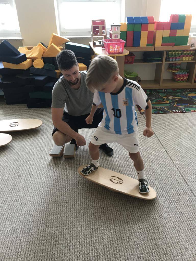 Díky balančním pomůckám a cvičení si děti zlepšily rovnováhu a koordinaci.