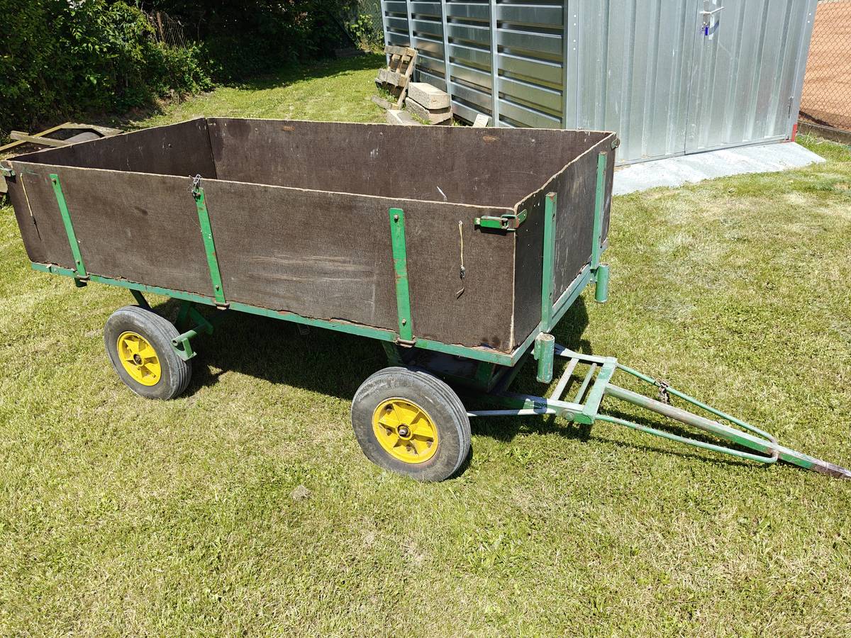 OÚ prodává přívěsný zahradní vozník (minivalník), použitý a opotřebovaný. K nahlédnutí je na hřišti za plechovou boudou, fotografie jsou na webových stránkách a aplikaci Munipolis. Cena dohodou. Zájemci se mohou hlásit na OÚ.