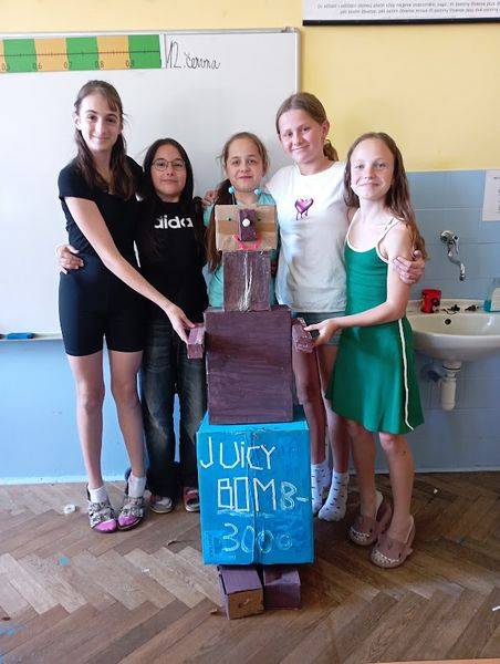 Při pracovní výchově tvořily děti ve skupinkách podle vlastní fantazie.