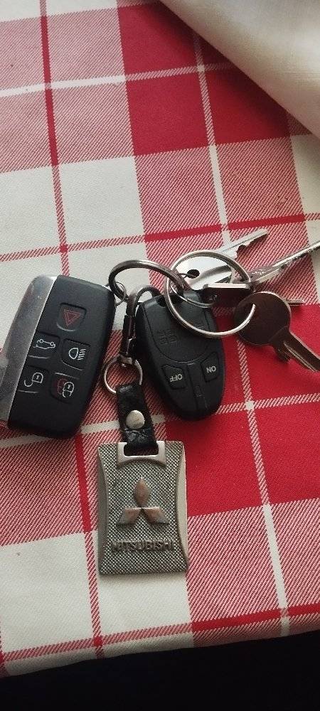 O víkendu se na autobusové zastávce Spálené točna našly klíče pravděpodobně od vozidla Mitsubishi. Majitel, který postrádá klíče, ať volá na tel. 735973922.