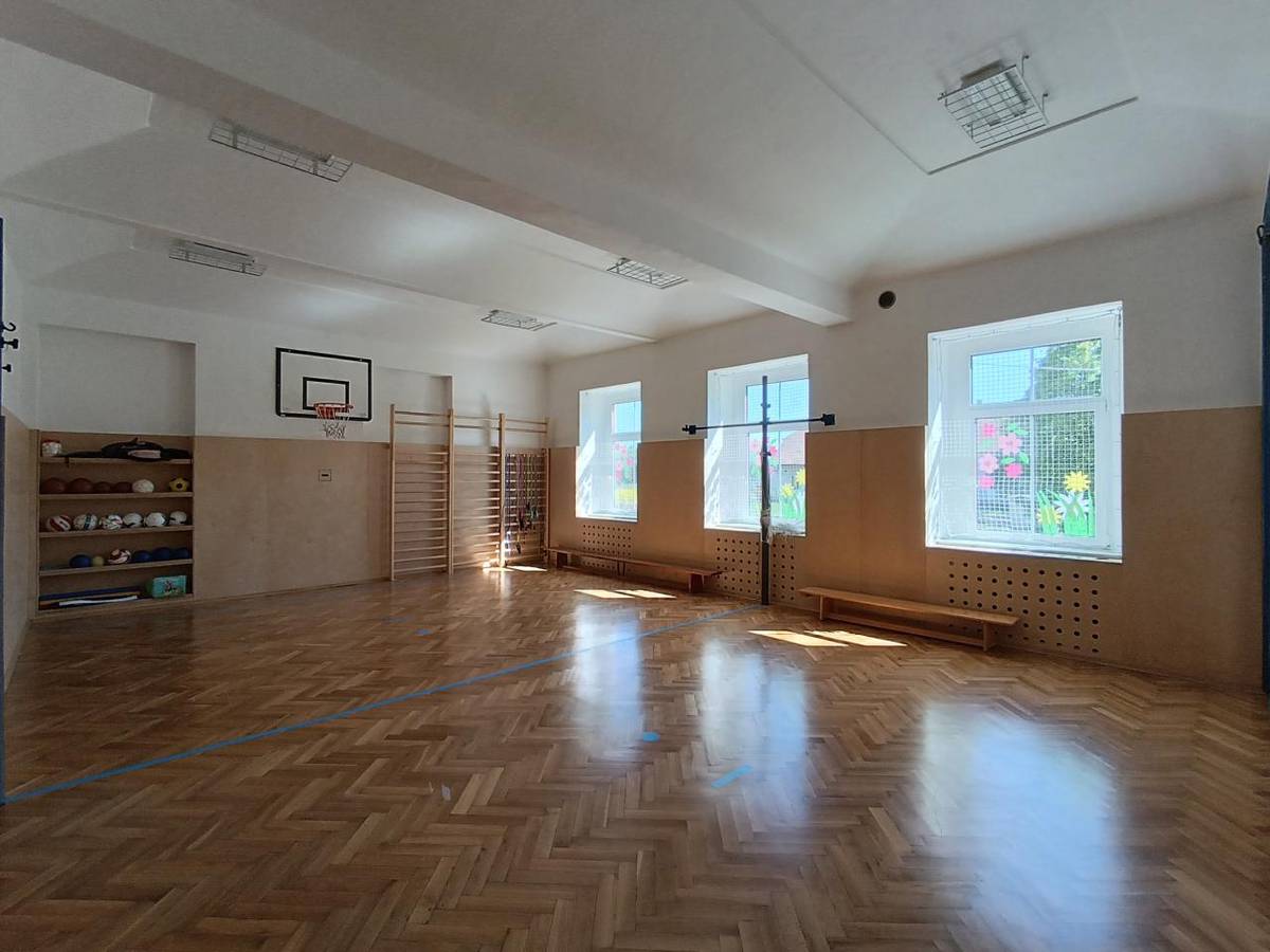 V ZŠ Kmetiněves proběhla rekonstrukce školní tělocvičny. Byl instalován nový dřevěný obklad, parkety se přebrousily a nalakovaly. Instalace nových světel, žebřin, dveří, sítí do oken a odvětrávání v celé místnosti. Do vybavení byla zakoupena nová molitanová švédská bedna.