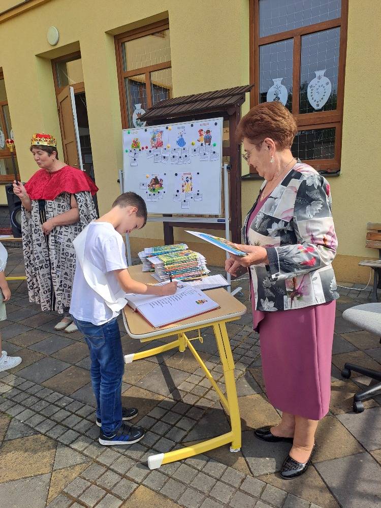 Tradiční pasování žáků 2. ročníku do cechu čtenářského :-)