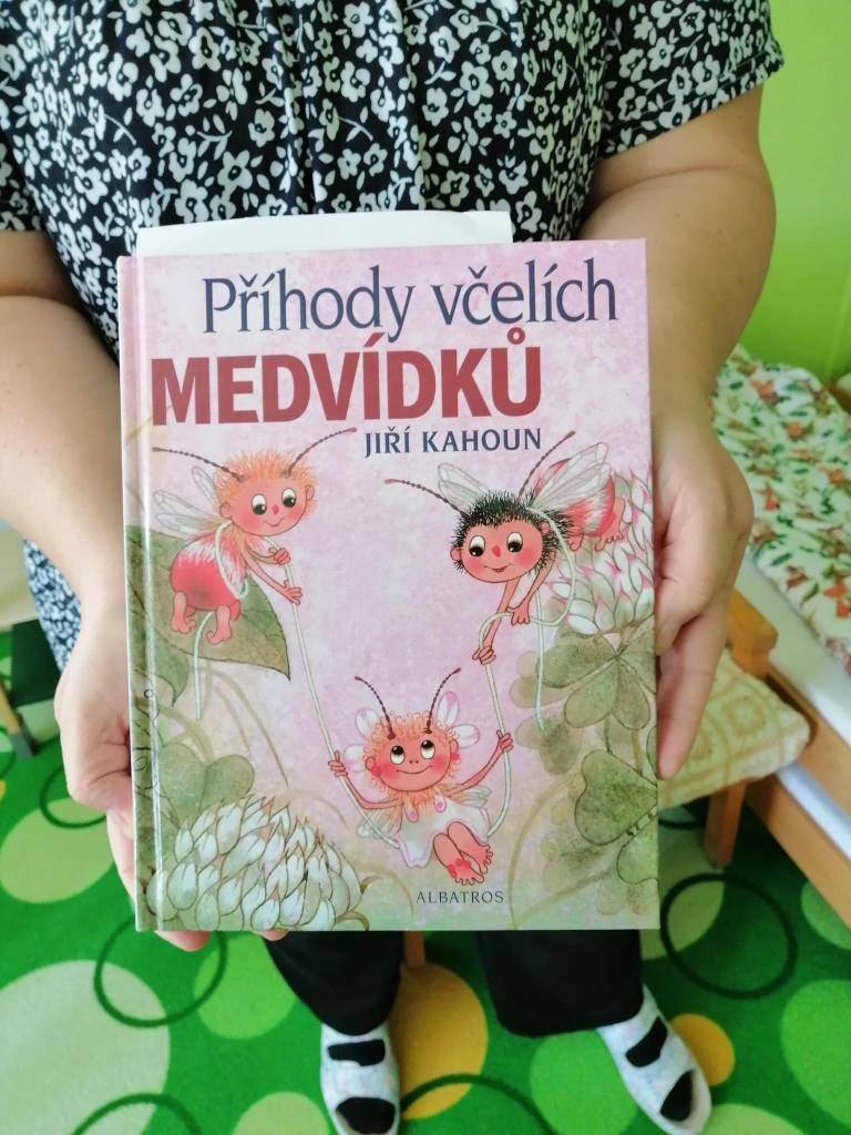 10.6.2025 četla dětem paní Hana Tichotová z knížky Příhody včelích medvídků.  Pokud máte zájem přečíst dětem nějakou pohádku, příběh, kontaktujte paní učitelky v MŠ. Budete vítáni.