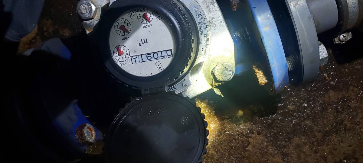 Připomínám nahlásit stav vodoměrů z vodovodů- Nechvalice,Libčice,Mokřany,Vratkov,Březí,Ředice a Ředičky do 20.6.  Dále upozorňuji na zákaz zalévání a napouštění bazénů. Jako řádný hospodář bych byl sice rád, že vody prodáme co nejvíce, ale vzhledem k stavu podzemních vod a kapacitě průtoku filtračního zařízení není možné spotřebu nárazově zvyšovat a jak už mnozí víte, obnova dodávky vody v případě vyčerpání vodojemu je v řádu několika hodin. Také se nám každoročně opakuje překvapení odběratelů po zjištění poruchy, zejména přetlakového ventilu bojleru, kdy spotřeba vody stoupne o 100 procent i více a provětrá Vaši pěněženku. Přeji Vám hezký den, placení poplatků není zrovna příjemné, ale věřte tomu, že cenu vodného a stočného držíme v rámci možností na spodní hranici.                                                                                                Mašek Jaroslav