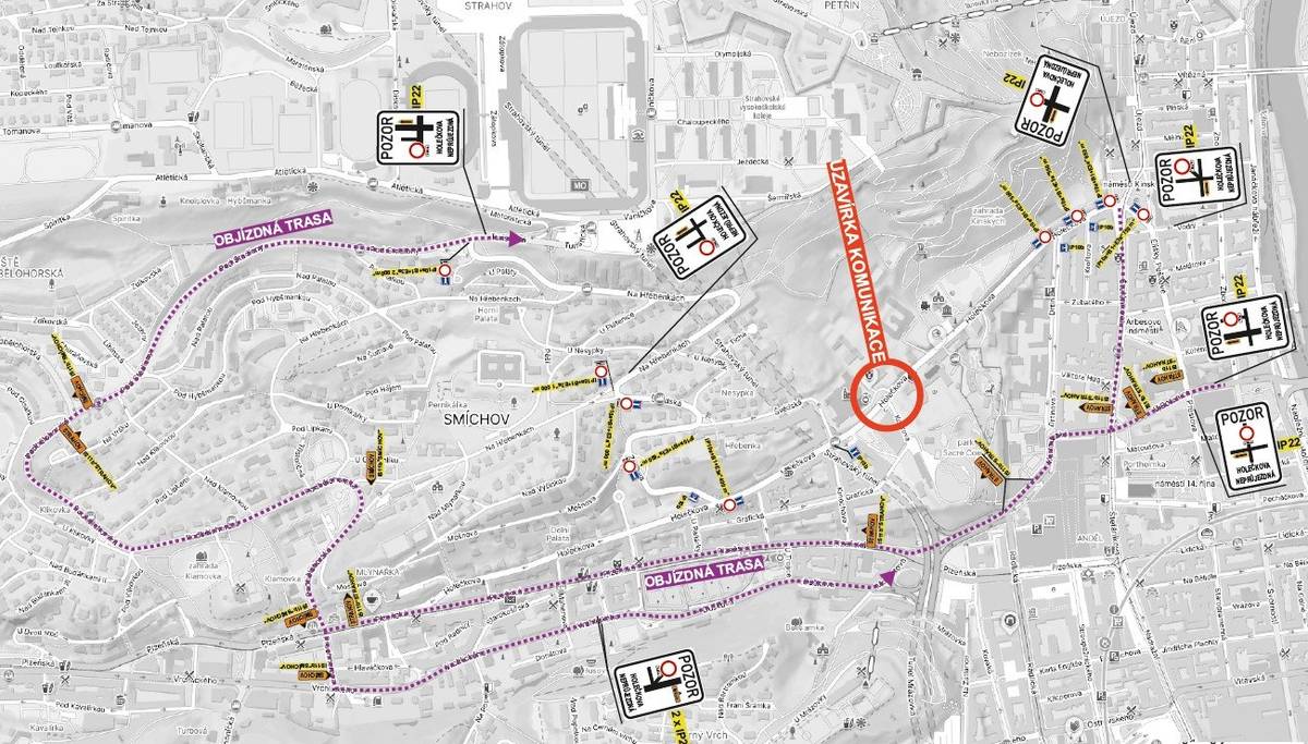 Od dnešního dopoledne není průjezdná Holečkova ulice na Smíchově v rozsahu od náměstí Kinských po Švédskou ulici. Důvodem je havárie vodovodního řadu na křižovatce Holečkovy ulice s Kobrovou. Objízdná trasa směrem z centra vede Kartouzskou ulicí dál přes Plzeňskou, Podbělohorskou a Na Hřebenkách. Ze Strahova můžete jet po Podbělohorské ulici, poté Prachnerovou, Vrchlického, Duškovou, Mozartovou a Plzeňskou. K ukončení tohoto dopravního opatření dojde podle zjištěného rozsahu potřebných prací po otevření výkopu – předpokládá se pátek 20. června.
