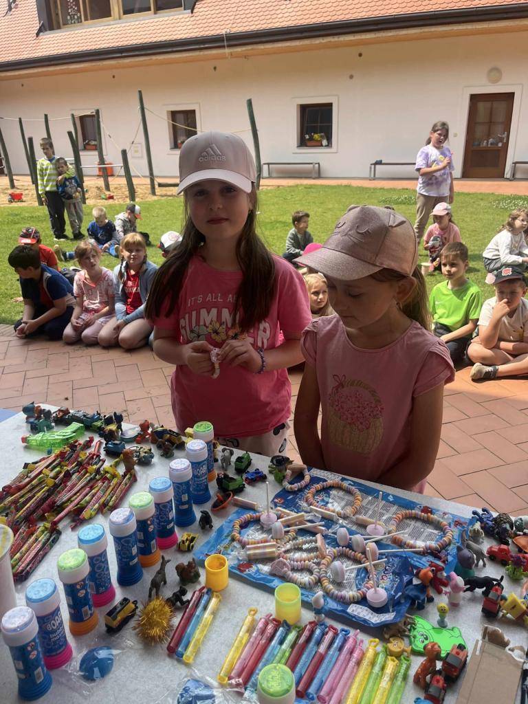 Minulý týden jsme v družine sportovali a účastnili se výzvy, o co nejvíce přeskoků přes lano a švihadlo. Děti se moc snažily a bylo hezké vidět, jakou mají radost z pohybu. A co by to bylo za výzvu bez odměn.  Každý si mohl vybrat z pestrého výběru cen.