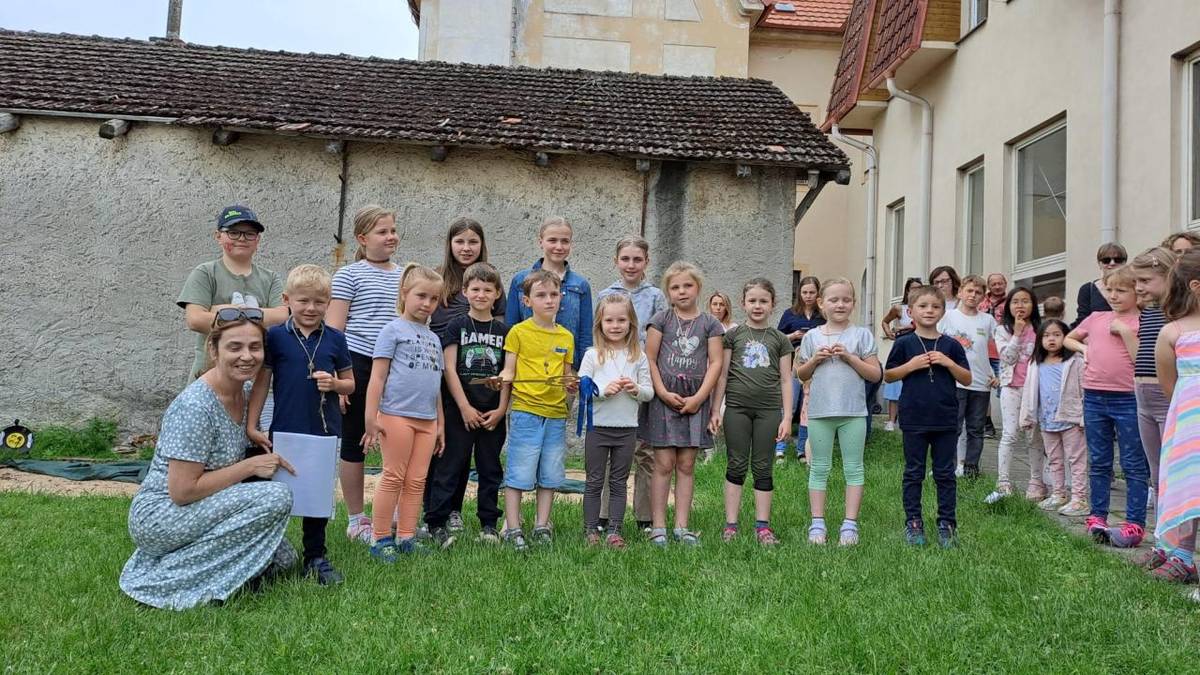 10.6.2025 - 2.ročník Zahradní slavnosti na zahradě naší školy. Žáci 5.ročníku předali symbolický klíč od školy budoucím prvňáčkům a každý předškolák dostal na krk svůj "klíček od školy". Zároveň byli současní prvňáčci pasováni na čtenáře a 4. a 5.ročník připravil módní prohlídku.