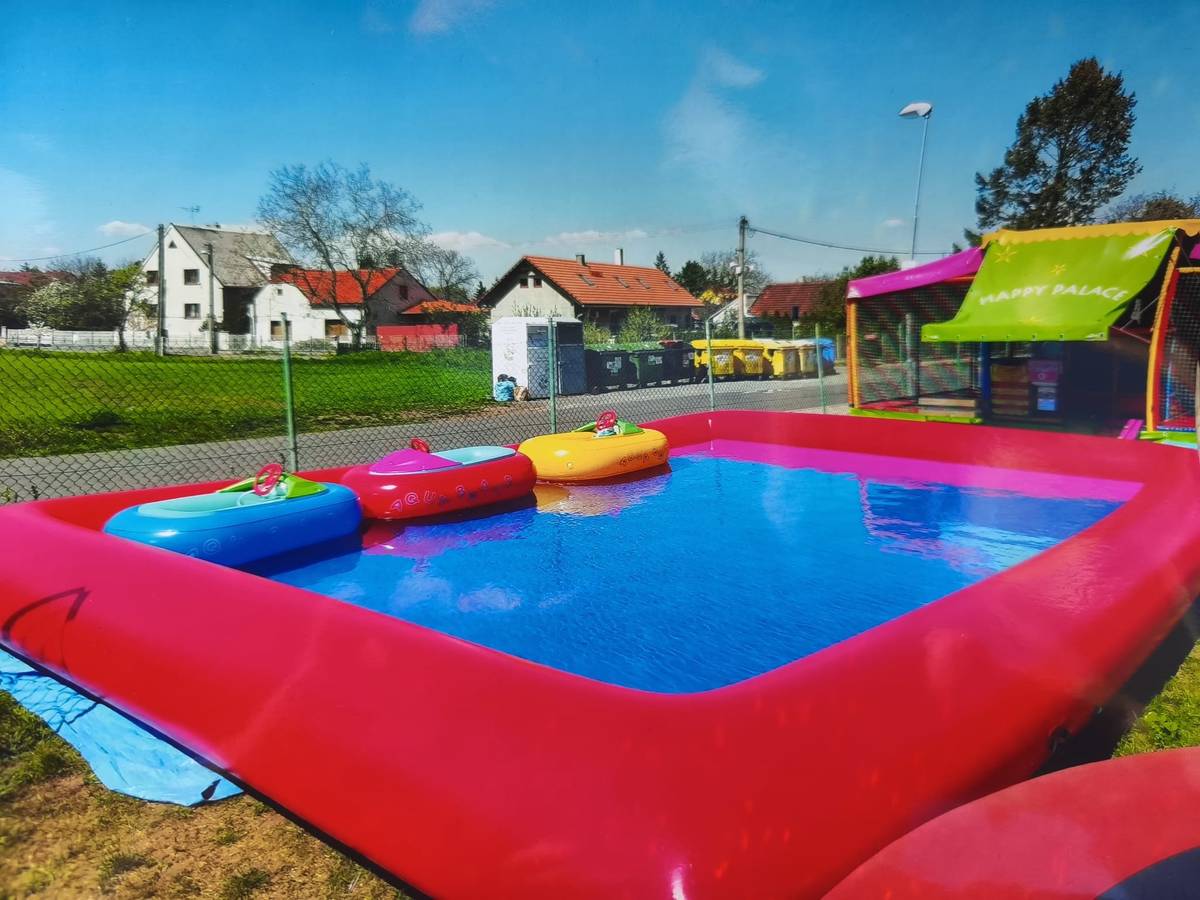 Festival mezi hrady Točník a Žebrák Skvělé dobroty pro všechny  Farmářské výpěstky a výrobky Malování na obličej Hudební dílna - "zvukové poklady" Projížďky na ponících Bazén s lodičkami 21. června 2025   od 10:00 - 18:00 hod.  Na louce u hřiště Točník