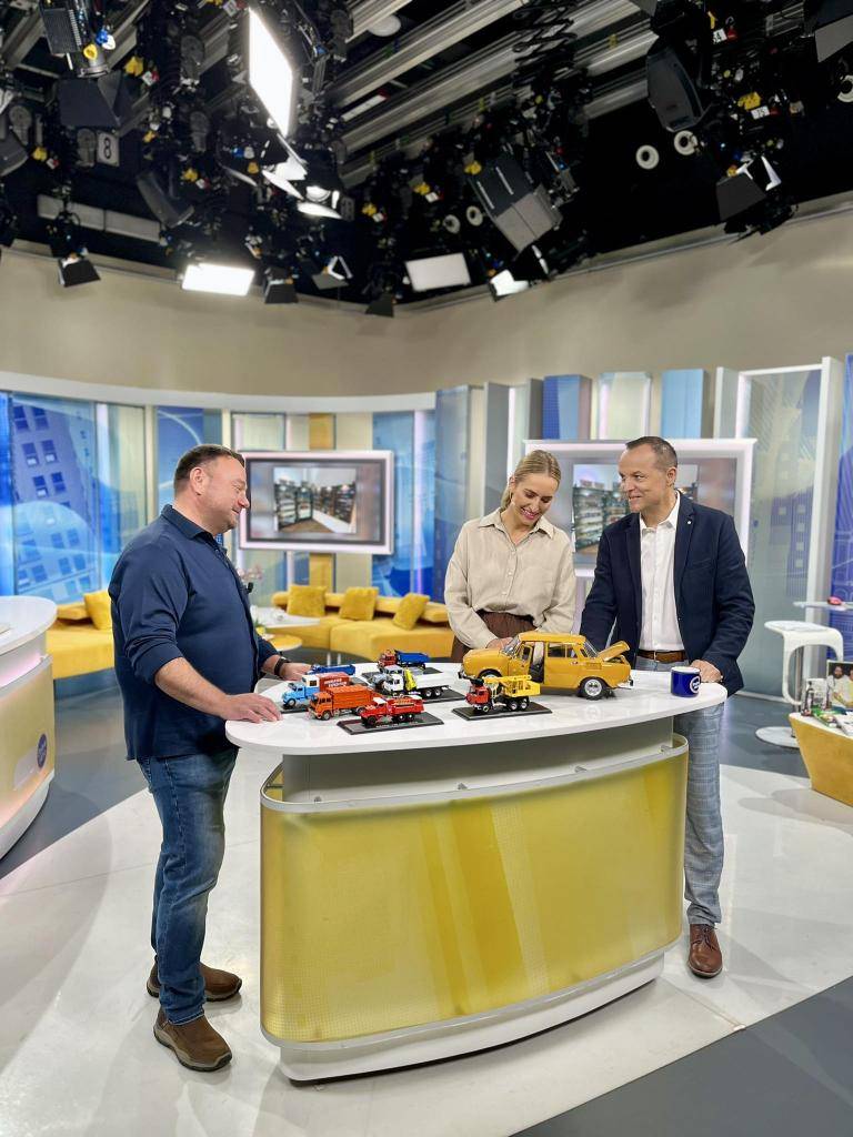 18. 6. 2025  Sběratel Miloš Brunai nám přišel představit některé kousky ze své sbírky čítající asi tisíc různě velkých modelů autíček, autobusů a jiných motorových vozidel.  Naživo je můžete vidět na výstavě VELKÁ HISTORIE V MALÝCH MODELECH na zámku v Bravanticích.