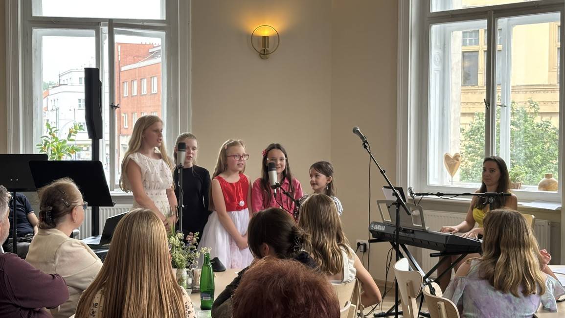 Pěvecký koncert žáků p. uč. Venduly Chmelíkové Nárožním domě