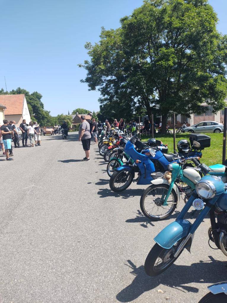 Za krásného počasí se v sobotu 14..6. 2025 konala další Spanilá jízda veteránů. Již po třetí startovaly z obce Drahouš. Letos byla účast hojná a my jsme tomu velmi rádi, že právě z naší obce všichni startovaly a valná většina se do ní i vrátila jakožto do cílové destinace. Budeme se opět těšit.