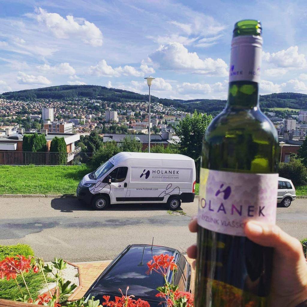 "Vinařství Holánek přijede v pátek (20.06.) s pojízdnou vinotékou.   Tento týden přiveze v akci polosladkou Pálavu za 180 Kč, suchý Ryzlink vlašský za 120 Kč, vína sudová 80-90 Kč/litr, vína lahvová výběr z hroznů, pozdní sběr 150-250 Kč.  Vinotéka bude stát od 18:45  -  19:05 před  sladovnou