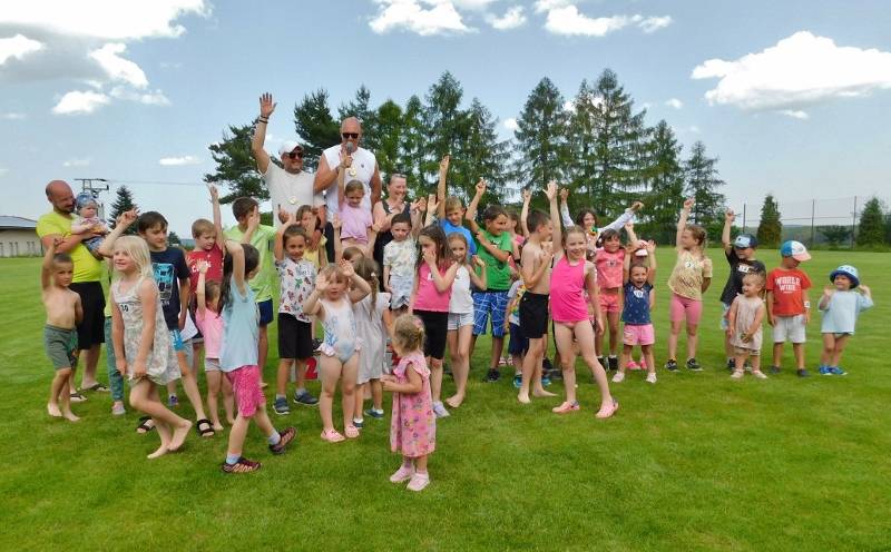 TJ Sokol Drahlín a Obec Drahlín uspořádaly pro děti z okolí tradiční dětský den na hřišti U Hradiště v Drahlíně. Letos byl odložen kvůli počasí na 15. června 2025.